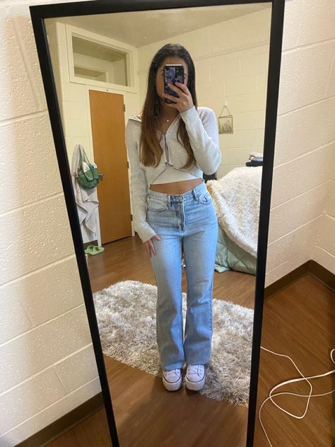 girl posing in a mirror with bootcut light wash jeans and a crop zip up and converse Converse School Outfit, White Converse Outfit Fall, White Converse Outfit Winter, Outfits With Platform Converse, White Platform Converse Outfit, Simple Jeans Outfit, Converse Outfit Fall, Light Wash Jeans Outfit, Platform Sneakers Outfit