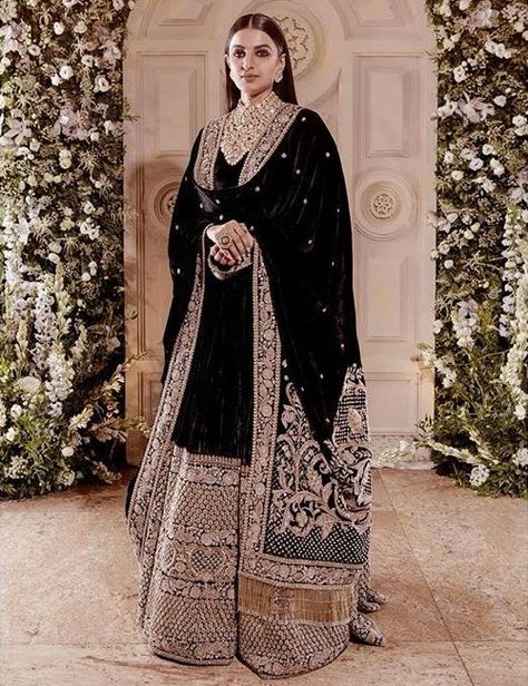 Winter Wedding Outfits, Pengantin India, Nikkah Dress, Velvet Dress Designs, Bridal Lehenga Collection, Bridal Dresses Pakistan, Pakistani Wedding Outfits, Pakistani Fashion Party Wear, Salwar Kamiz