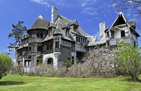 Haunted Houses For Sale, Abandoned Mansion For Sale, Neverland Ranch, Portia De Rossi, Island Villa, Places In New York, Abandoned House, Mansions For Sale, Abandoned Mansions