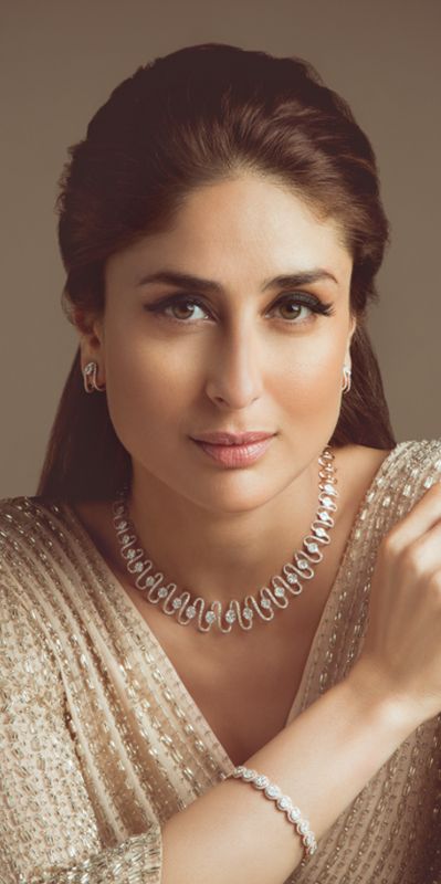 Kareena sparkles from every angle with jewellery from Malabar Gold and Diamonds! Kareena Kapoor Khan, Gold Jewelry Simple, Kareena Kapoor, Bollywood Stars, Bollywood Celebrities, Deepika Padukone, Simple Jewelry, Bollywood Fashion, Bridal Wear