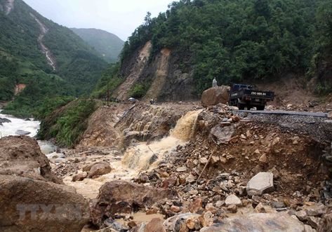 Every year several parts of India is badly affected by several flash floods and landslides of bewildering variety. These floods landslides cause not only recurring losses of human life’s but also recurring economic losses worth billions of rupees. The driving forces/pressures for flooding and landslides are of natural, manmade and combination of factors which interact […] The post Technical Solutions to Mitigate Disasters of Landslides & Flash Floods appeared first on Constro... Natural Disasters Floods, Force And Pressure, Geography Project, Flash Flood, Soil Improvement, Sketches Simple, Environmental Issues, Water Quality, Natural Disasters