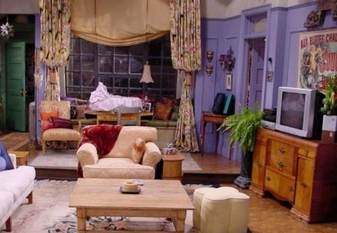 10 décor tips inspired by Monica Geller’s apartment - Blog | LIVE More by Minto Friends Apartment Decor, Poster In Room, Small Space Living Hacks, 90s Living Room, Friends Apartment, Mismatched Dining Chairs, Friends Poster, Apartment Plants, Monica Geller