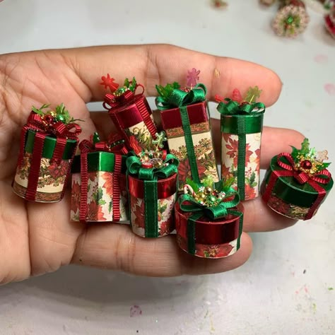 Christmas Dollhouse Decorations, Miniature Gifts Handmade, Mini Christmas Ornaments Diy Tree Decorations, Dollhouse Christmas Decorations Diy, Christmas Miniatures Diy, Dollhouse Christmas Decorations, Miniature Christmas Decorations, Reindeer Diy, Dollhouse Holiday