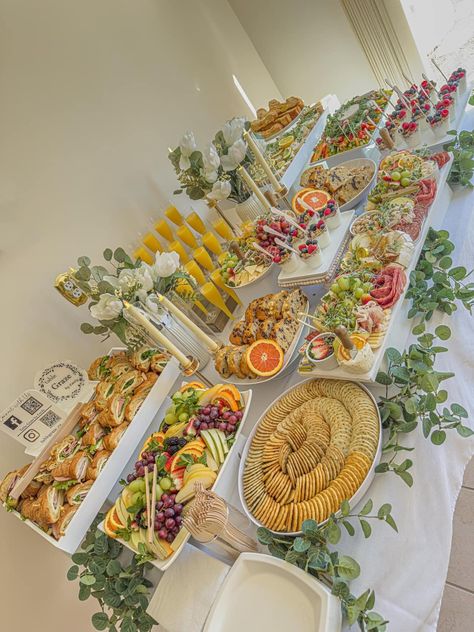 Baby Shower Brunch Food Ideas, Brunch Food Ideas, Baby Shower Brunch Food, Amazing Food Platters, Decoration Buffet, Baby Shower Menu, Brunch Food, Party Food Buffet, Brunch Table