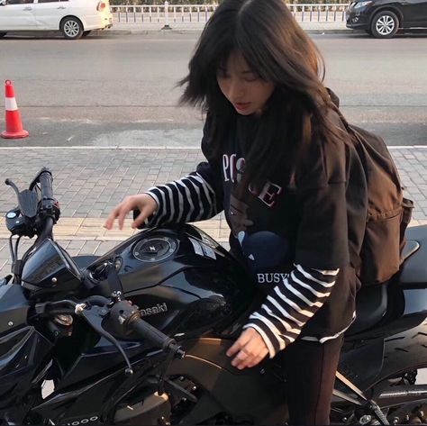 image découverte par 맨디. Découvrez (et enregistrez !) vos images et vidéos sur We Heart It Bike Aesthetic, Motorcycle Aesthetic, Biker Aesthetic, Pretty Bike, Biker Love, Motorcycle Girl, Girl Swag, Feminine Aesthetic, Biker Girl