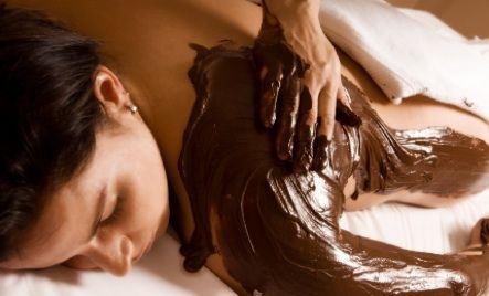 10 Products that Make You Look Beautiful Chocolate Spa, Chocolate Body Scrub, Massage Place, Getting A Massage, Body Wraps, Home Spa, Body Treatments, Spa Treatments, Massage Oil