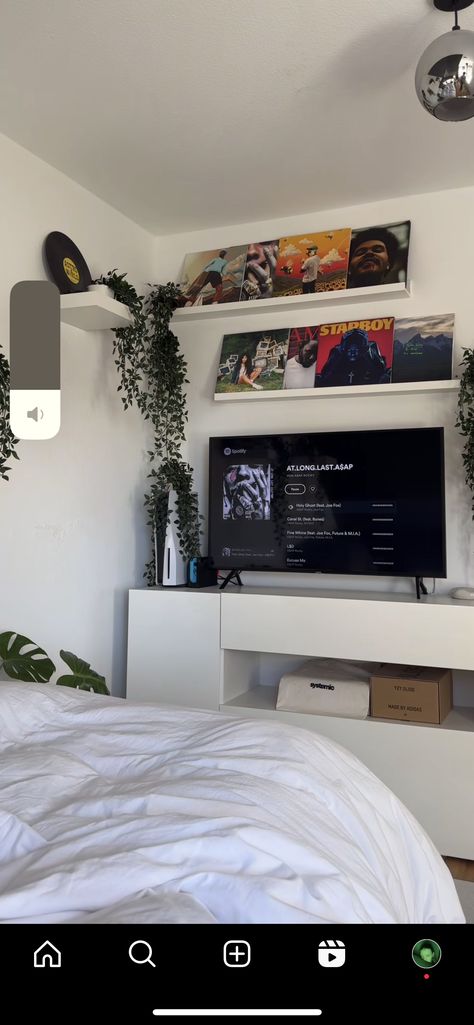 Room Ideas With Tv Bedroom, Bedroom Wall Decor Simple, Boyfriend Girlfriend Room Ideas, Bf And Gf Bedroom Ideas, Bedroom Tv Setup Ideas, 90 Room Aesthetic, Bedroom Setup Ideas Layout Master, Cozy Bedroom With Tv, Cool Room Ideas Aesthetic