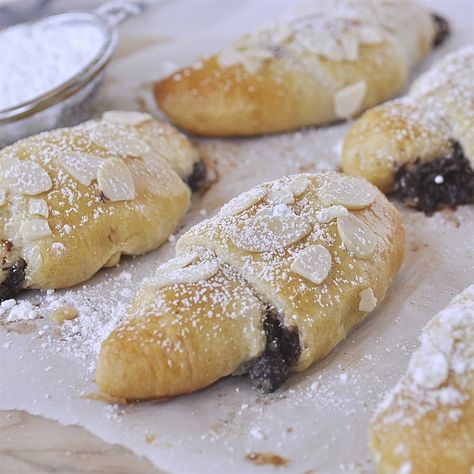 Chocolate Almond Croissants Chocolate Almond Croissant, Almond Croissants, Crescent Recipes, Pane Dolce, Croissant Recipe, Homemade Dinner Recipes, Almond Croissant, Crescent Roll Recipes, Crescent Roll Dough