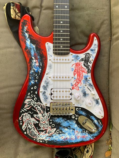 Koi Guitar, Cool Guitar Designs, Painted Guitar, Guitar Aesthetic, Guitar Designs, Pretty Guitars, Koi Fish Designs, Building Inspiration, Guitar Ideas