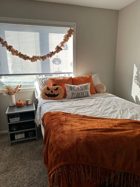 Seasonal Room Decor, Fall Room Ideas, Seasonal Room, Fall Apartment Decor, Holiday Room Decor, Autumn Room, Halloween Bedroom Decor, Holiday Bedroom, Herbst Bucket List