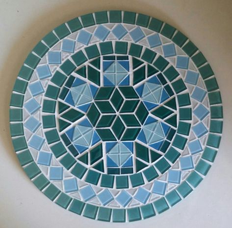 Mosaic Circles Design, Mandala Mosaics, Mosaic Table Top Designs, Mosaic Patio Table, Free Mosaic Patterns, Pallet Wall Decor, Mosaic Birdbath, Mosaic Art Diy, Mosaic Stepping Stones