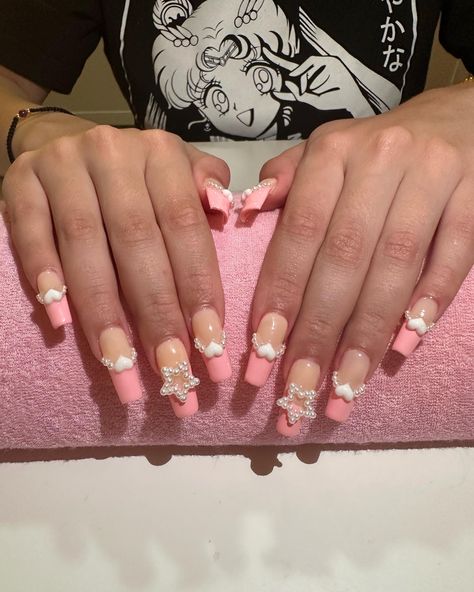 Super cute pink Frenchies with pearl heart and stars Frenchie Nail Design, Pearl Heart Charm Nails, Pearl Charm Nails, Nails With Heart Charms, Heart Charm Nails, Pearl Heart Nails, Pink Frenchies, Dainty Nails, Deco Nails