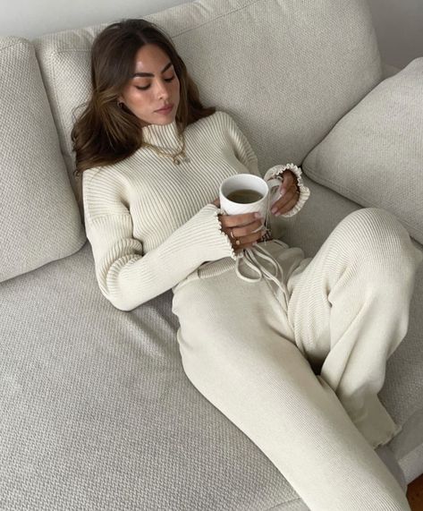 Lounge Wear Aesthetic, Feminine Loungewear, Aesthetic Loungewear, Loungewear Aesthetic, Elegant Loungewear, Cozy Winter Fashion, At Home Outfits, Cosy Outfit, Stylish Activewear