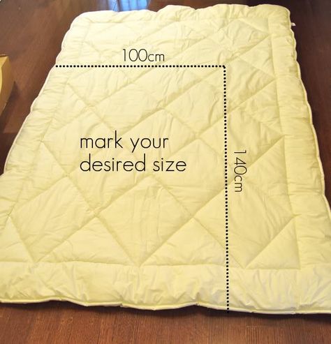 Make a toddler size duvet from a twin single quilt - mypoppet.com.au Duvet Cover Tutorial, Toddler Bed Comforter, Diy Duvet, Duvet Cover Diy, Diy Toddler Bed, Cot Bedding Sets, Toddler Comforter, Baby Duvet, Bed Duvet