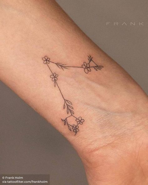 Pisces constellation on the wrist. Pisces Flower, Pisces Constellation Tattoo, Beachy Tattoos, Astronomy Tattoo, Pisces Tattoo Designs, Constellation Piercings, Astrology Tattoo, Pisces Zodiac Sign, Pisces Constellation