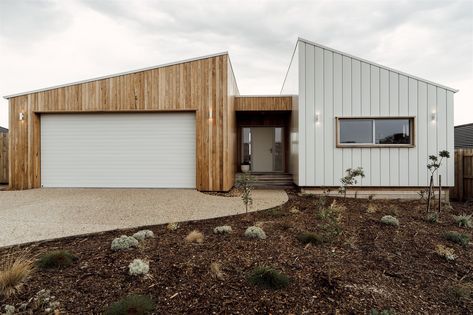 White Colorbond House, Timber Cladding Exterior Facades, Houses Styles, Country Farmhouse Exterior, Wood Cladding Exterior, Cladding Ideas, Australian Beach House, Trestle Bridge, Bridge House