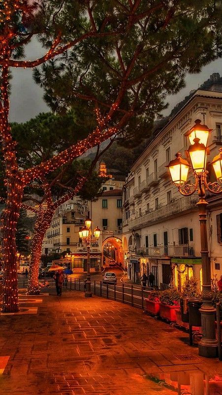 christmas lights on house exterior Christmas Lights House, Aesthetic Italy, Christmas House Lights, Christmas Aesthetic, Amalfi, Christmas Lights, Italy, Lighting, Christmas