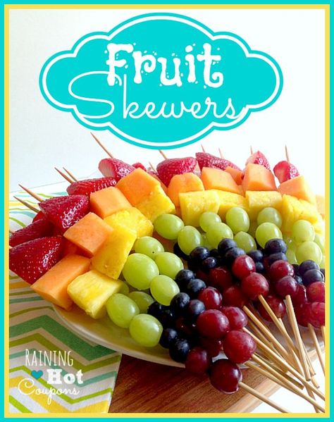 With St. Patrick's Day and spring just around the bend, our thoughts turn to green grass and warmer days. Here are 25 Cheery Over the Rainbow Treats and Projects to challenge your creative juices as we endure winter's final stand! Prom Food, Fruit Skewer, Rainbow Fruit Skewers, Creative Dishes, Bunco Themes, Lemon Aid, Fruit Platters, Yummy Fruit, Rainbow Treats