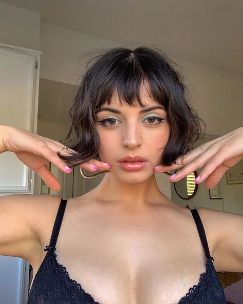 Rebecca Black on Instagram: “a girl’s runnin outta hair to chop! ✂️” Rebecca Black, French Bob, Baby Bangs, Bangs Short, Jessica Chastain, Instagram Girls, Instagram Models, Maquillaje De Ojos, Celebrities Female