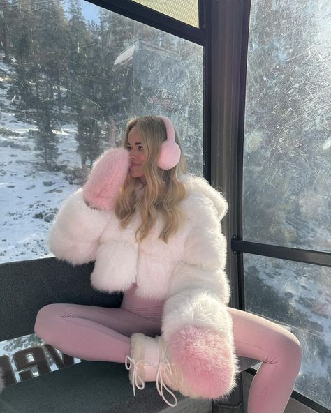 Jess Noonan (@jessnoons) • Fotos y videos de Instagram Pink Snow Outfits For Women, Two Braids Outfit Winter, Snow Angel Outfit, White And Pink Winter Outfit, Winterwonder Land Outfits, Pink Ski Aesthetic, Pink Cold Weather Outfit, Winter Clothes Aesthetic Snow, Snow Bunny Aesthetic Outfits