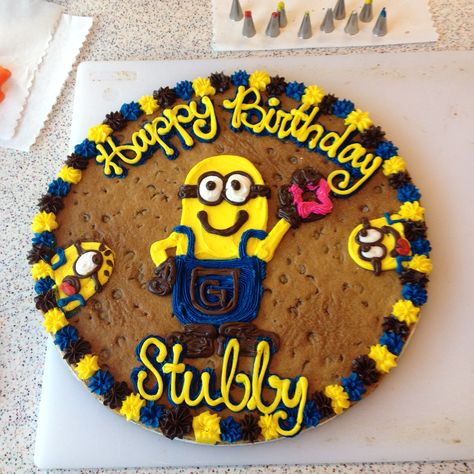 More minions!! Minion Cookie Cake, Minion Cookies, Message Cookies, Big Cookies, Cookie Cake Designs, Sheet Cake Designs, Cookies Ideas, Cookie Cakes, Unicorn Cookies