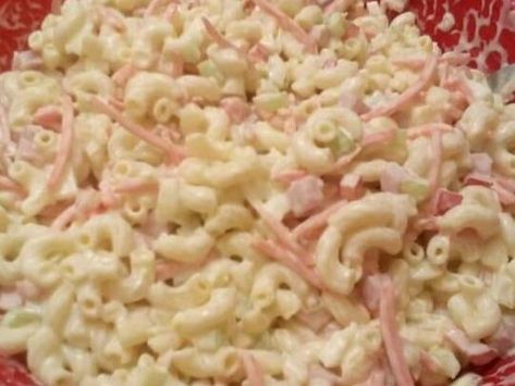 Classic Amish Macaroni Salad: A Perfectly Tangy and Creamy Dish! - NewsBreak Homemade Chili Beans, Amish Macaroni Salad, Macaroni Salad Ingredients, Jumbo Shrimp Recipes, Parmesan Crusted Pork Chops, Potluck Side Dishes, Cold Salads, Southern Sweet Tea, Greek Potatoes