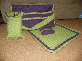 Flower's Crafts: Diaper Bag and Accessories Crochet Baby Carrier, Crochet Diaper Bag, Sock Yarn Knitting Patterns, Baby Carrier Pattern, Crochet Baby Doll, Crochet Leg Warmers, Crochet Baby Beanie, Lace Bag, Crochet Patterns Free Beginner