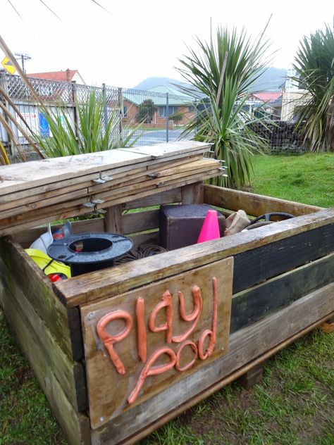 Mairtown Kindergarten: Introducing our 'Playpod' http://mairtownkindy.blogspot.com/2014/09/introducing-our-playpod.html Large Loose Parts Play, Child Care Center Design, Risky Play, Outside Playground, Nature Based Play, Childcare Environments, Loose Parts Play, Outdoor Learning Spaces, Outdoor Play Spaces