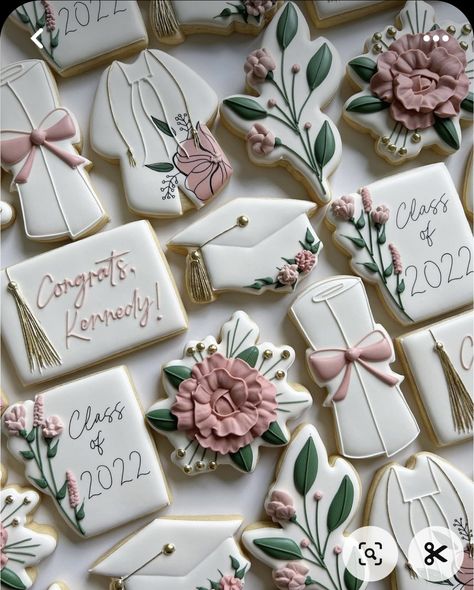 Graduation Party Place Settings, Floral Grad Cookies, Girly Graduation Cookies, Best Graduation Food Ideas, Graduation Party Elegant, 2024 Grad Cookies, Graduation Party Cookie Ideas, Girl Graduation Cookies, Graduation Party Flower Theme