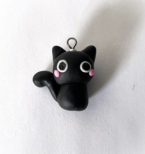 Simple pendant of cute little cat in Fimo paste. The cat has a wide tail and large round eyes that gives it a curious and childish look. Unvarnished and ideal for a gift to offer to her best friend. It can be black or red according to your taste. Black Cat Clay Sculpture, Things To Create With Clay, Cute Simple Things To Make Out Of Clay, Cute Modelling Clay Ideas Easy, Cat Clay Sculpture Easy, Simple Polymer Clay Charms, Polymer Clay Black Cat, Cute Thing To Make Out Of Clay, Cat Made Out Of Clay