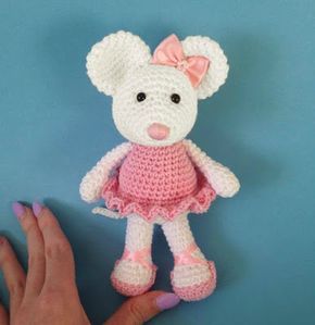 Heart & Sew: Ballerina Mouse - Free Crochet / Amigurumi Pattern Crochet Mouse, Pink Yarn, Amigurumi Free Pattern, Knitted Toys, Crochet Patterns Amigurumi, Crochet Dolls, Amigurumi Doll, Stuffed Animal Patterns, Crochet Animals