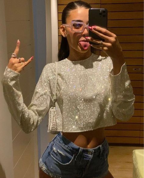 Glitter Crop Top, Trendy Outfit Inspo, Harry Styles Outfit, Moda Instagram, Model Outfit, New Years Outfit, Party Fits, Beauty Dress, Outfit Look