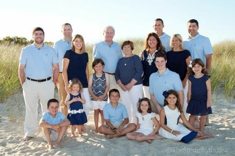 Navy, light blue and white Family Beach Photo Ideas Color Schemes, Family Beach Pictures Outfits Color Schemes, Family Beach Pictures Outfits, Group Posing, Large Family Poses, Beach Picture Outfits, Family Photos What To Wear, Family Photo Colors, Extended Family Photos