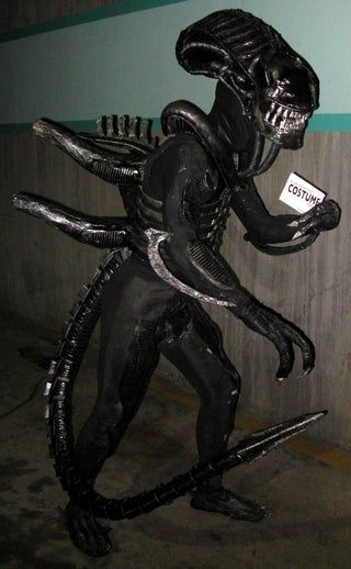 Alien Warrior Costume From Aliens : 8 Steps - Instructables Alien Diy Costume, Alien Diy, Xenomorph Costume, Mens Halloween Costumes Diy, Diy Alien, Men Halloween Costumes, Alien Warrior, Halloween Costumes Diy, Diy Haunted House Props