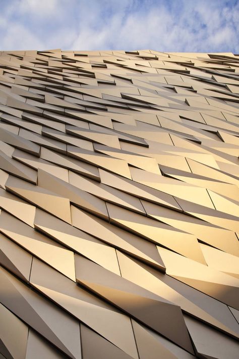 Over 3000 individual silver anodized aluminium shards make up the facade | Titanic Belfast, CivicArts & Todd Architects Concrete Facades, Titanic Belfast, Building Science, Facade Ideas, Module Design, Building Skin, Wall Panelling, Parametric Design, Building Facade