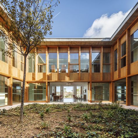 Courtyards, Gardens, and Terraces for Seniors: Residences that Integrate Community Life into the Natural Environment Square Floor Plans, Exterior Blinds, Public Architecture, Landscape And Urbanism, Chicago Architecture, Interesting Buildings, Cultural Architecture, Patio Interior, Education Architecture