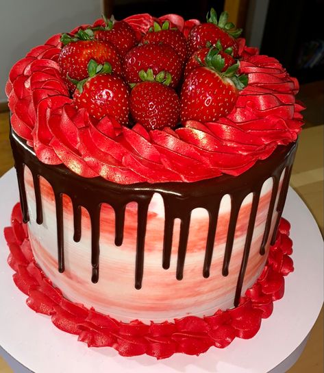 Homemade Chocolate Ganache, American Buttercream Frosting, Red Birthday Cakes, American Buttercream, Ganache Filling, Chocolate Ganache Filling, 21st Birthday Cakes, Strawberry Cakes, Chocolate Drizzle