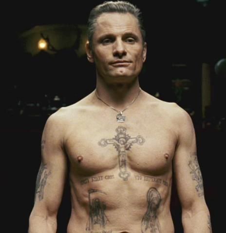 Russian criminals have the most intricate tattoos, each with a distinct meaning and may include rank status within a criminal organization. A cross on the chest symbolizes "Prince of Thieves" and is worn by a criminal of high rank, usually belonging to a Russian mob. Prison Tattoo Meanings, Mob Tattoo, Russian Prison Tattoos, Crucifix Tattoo, Promise Tattoo, Eastern Promises, Russian Tattoo, Prison Tattoos, Viggo Mortensen