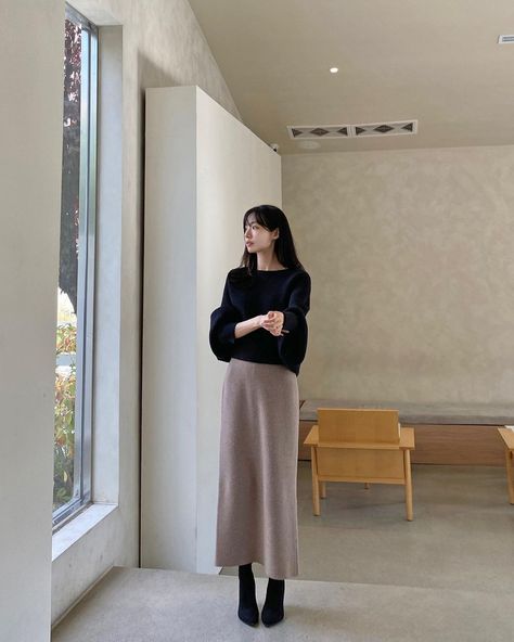 Asian Modest Outfit, Office Outfits Women Modest, Korean Teacher Aesthetic, Long Winter Skirt Outfit, Korean Church Outfit, Minimal Korean Fashion, Japanese Fall Outfits, Korean Teacher Outfits, Korean Winter Outfits Women