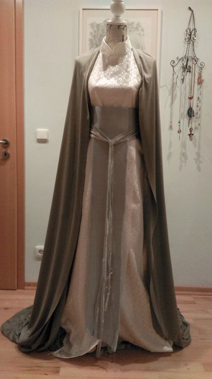 Celeborn's outfit? Elven Clothing, High Council, Gaun Abad Pertengahan, Medieval Clothes, Court Dresses, Fantasy Dresses, Fantasy Gowns, Medieval Dress, Medieval Clothing