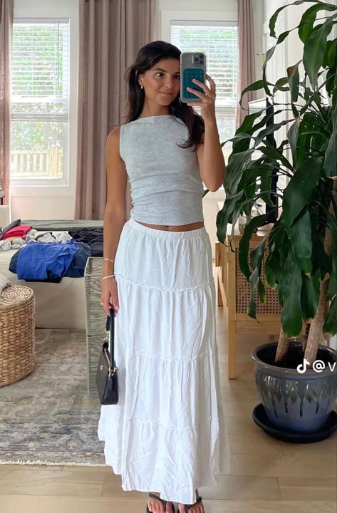 White Cotton Skirt Outfit Summer, White Peasant Skirt Outfit, Long White Ruffle Skirt, Long Skirt Outfits Casual, Styling A Maxi Skirt, White Long Skirt Outfit, White Skirt Outfit Summer, White Maxi Skirt Outfit, Long Skirt Outfits For Summer