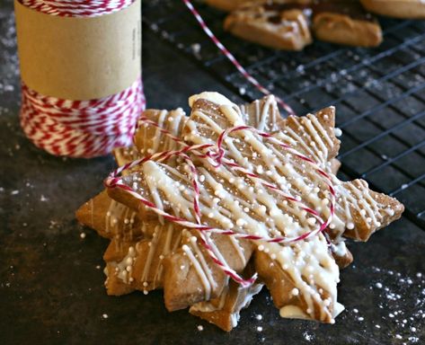 Gingerbread-Shortbread-Cookies-2 Gingerbread Shortbread Cookies, Recipe For Shortbread Cookies, Gingerbread Shortbread, Creative Cocktails, Shortbread Cookie Recipe, Cookie Brownie Bars, Cookie Flavors, Xmas Food, Peanut Butter Chips