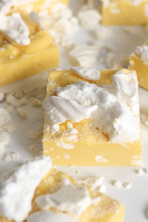 BEST Lemon Meringue Fudge - EatCookBake | Quick And Easy Dessert Recipes Lemon Meringue Fudge, Cream Cheese Fudge Recipe, Lemon Fudge, Quick And Easy Dessert Recipes, White Chocolate Fudge Recipes, Milky Bar, White Chocolate Desserts, Fudge Shop, Meringue Cookie Recipe