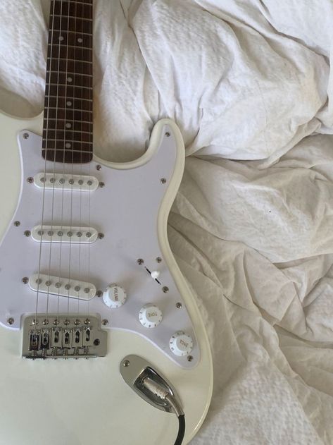 White Stratocaster Aesthetic, Aesthetic Rock, Daisy Jones And The Six, Electric Guitar Design, Guitar Obsession, Daisy Jones, Cool Electric Guitars, Play Guitar, Rock Guitar