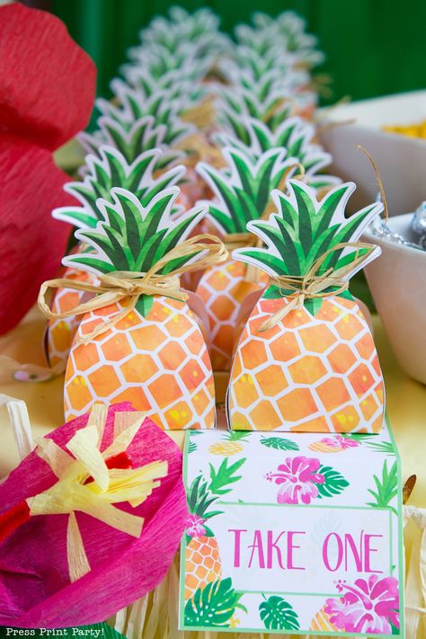 Party like a Pineapple - Pineapple favor box - Luau Party - by Press Print Party! Luau Birthday Party For Kids, Pineapple Party Ideas, Pineapple Macarons, Pineapple Party Favors, Pineapple Ideas, Tropical Decorations, Aloha Birthday, Luau Party Favors, Pineapple Crafts