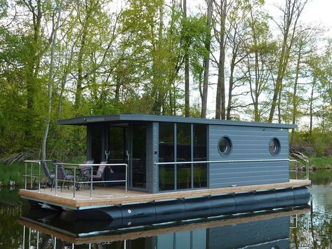 La Mare Houseboats Apartboat L - picture 2 Houseboat Remodel, Houseboat Design, Tiny Houseboat, Small Houseboats, Ice Hut, Boathouse Design, Pontoon Houseboat, Water Vehicles, Party Boats