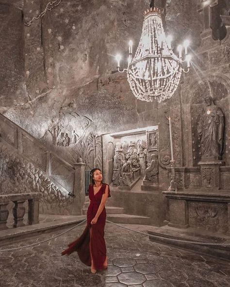 There’s A Salt Mine In Poland With Underground Lakes, Chapels, And Chandeliers Made Of Salt And It Looks Unreal (30 Pics) Wieliczka Salt Mine, Salt Mine, Lake Huron, Krakow, Travel Lifestyle, Unesco World Heritage, Labyrinth, Tourist Attraction, World Heritage