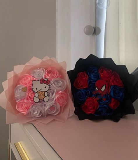 Eternal Ramos, Hello Kitty And Spiderman, Ribbon Rose Bouquets, Man Bouquet, Roses Bouquet Gift, Ribbon Flowers Bouquet, Cute Anniversary Gifts, Hello Kitty Gifts, Diy Bouquet Wrap