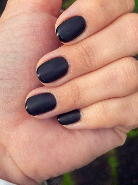 Trendy Nail Colors, Black Nails Short, Matte Gel Nails, Nail Colors Ideas, Types Of Nails Shapes, Round Nail Designs, Nail Shapes Squoval, Rounded Acrylic Nails, Short Round Nails