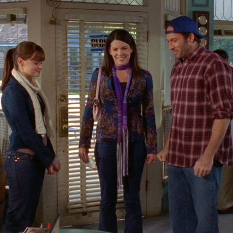 Gilmore Girls • Lauren Graham & Alexis Bledel & Scott Patterson  • • • • • #lorelaigilmore #rorygilmore #lukedanes SE6 EP10 Luke Gilmore Girls Outfits, Luke Gilmore, Lorelai And Luke, Rory Lorelai, Gilmore Rory, Scott Patterson, Gilmore Girls Outfits, Luke Danes, Team Logan